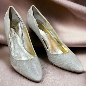Anne Klein light creamy taupe silver gray genuine leather heels pumps Sz 8.5